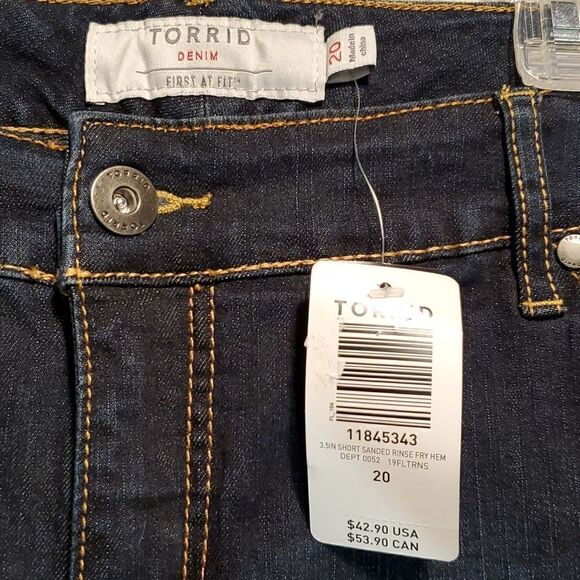 Torrid 3.5 inch dark wash fray hem denim shorts NWT - Picture 4 of 8